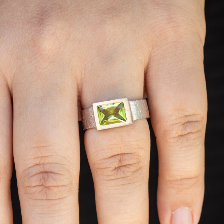 Anell de plata i or amb peridot